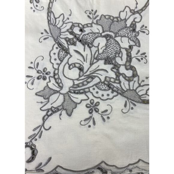 Vintage Tablecloth Cutwork Floral Scalloped Linen 47”x66” & 10 Napkins 10” - Picture 3 of 11